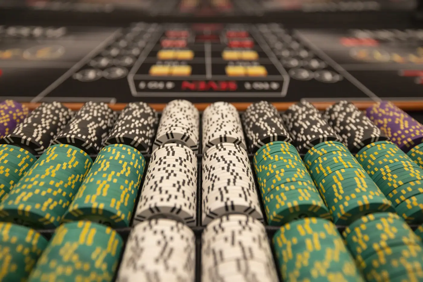 Jetons de casino empilés en gros plan